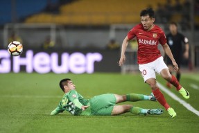 包含亚冠赛程吃紧，勒沃库森冲刺阶段迎来里程碑，球迷炸锅，训练强度明显提升的词条